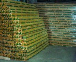 Хранение блок-хауса в крытых складах. Упаковка прозрачная.